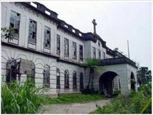 Dominician Hill (Dominik Tepesi) Baguio - Filipinler Bazıları savaşta ölen insanların ruhlarının, bazıları da tedavi görmekte olan ve yaşama umudu olduğu halde burada ölen hastaların ruhlarının burayı ele geçirdiğini düşünüyor. Gece boyunca kapı ve cam çarpması, tabak kırılma sesi ve çığlıklar duyulduğu söyleniyor