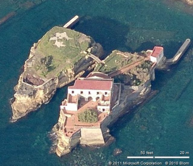 Gianni Agnelli adanın yeni sahibi olmasıyla akrabaları birer birer ölmeye başlar. Oğlu ise fidyeciler tarafından kaçırılır. Adanın son sahibi Gianpasquale Grappone ise cinayetten suçlanır ve hapse atılır.