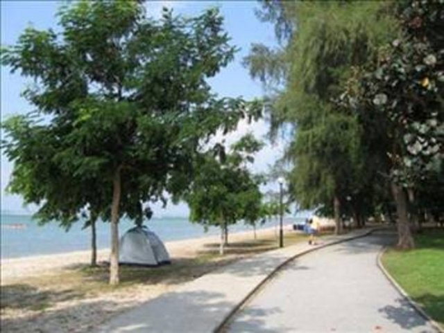 Changi plajı – Singapur İkinci Dünya Savaşı sırasında meydana gelen Sook Ching katliamı sebebiyle burada pek çok Japon öldürüldü. Binlerce Çinli, Japon karşıtı olmakla suçlanarak katledildi. Bu plajda, ölen Çinlilerin hayaletlerinin görüldüğü söyleniyor. Bu olayı ürpertici boyutlara taşıyan şey ise, görüldüğü söylenen hayaletlerin arkalarında kan lekeleri bırakması!