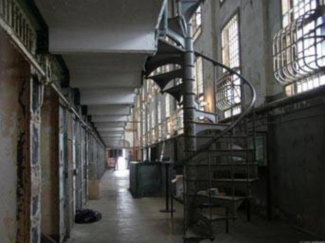 Alcatraz Bir zamanlar dünyanın en sıkı güvenliğine sahip, Al Capone ve George Kelly gibi ünlü suçluları barındırmış bu hapishane San Fransisco Körfezi'nde ki adada bulunuyor. Hapishane faaliyeti sonlandırılan mekanı ziyaret edenler çığlıklar, aniden kapanan hücre kapıları veya ayak sesleri duyduklarını iddia ediyorlar.