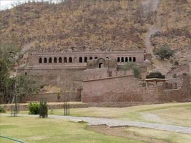 Bhangarh Hisarı – Hindistan Rajasthan'da Jaipur ve Alwar arasında bulunan bu hisarın ilginç bir efsanesi var. Bir kara büyü ustası olan Singhia herkesin burada öleceğini ve ruhlarının sonsuza kadar orada hapsolacağını söyler. İlginç nokta ise bu bölgede ne zaman bir ev yapılsa çatısı çöktüğü için çatısız yapılıyor olmasıdır. Gece olduğunda burada bulunanların geri dönemediği söylentisinin yanı sıra hükümetin, gün batımından sonra buraya ziyareti yasakladığını da belirtmek gerek!