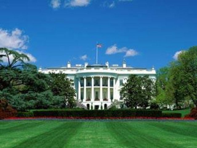 Beyaz Saray Amerika'nın en ünlü bu yapısı hakkında anlatılan bir kaç hayalet hikayesi mevcut. Bazıları Saray'ın resmi sitesinde bile yerini almış. 2. başkan John Adams'ın karısı Abigail Adams'ın hayaleti Doğu Odası'nda çamaşır yıkamaya devam ederken, 4. başkan James Madison'un eşi Dolley Madison'ın hayaleti de gül bahçesine yukarıdan bakarken görüldüğü söylenmekte.