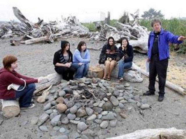 Forks, Washington Forks Ticaret Odası üyesi Michael Gurling (sağda) Stephenie Meyer'in vampir temalı ünlü kitabı ve filmi Twillight(Alacakaranlık)'ta tasvir edilen açıkhava ateşini anlatıyor.