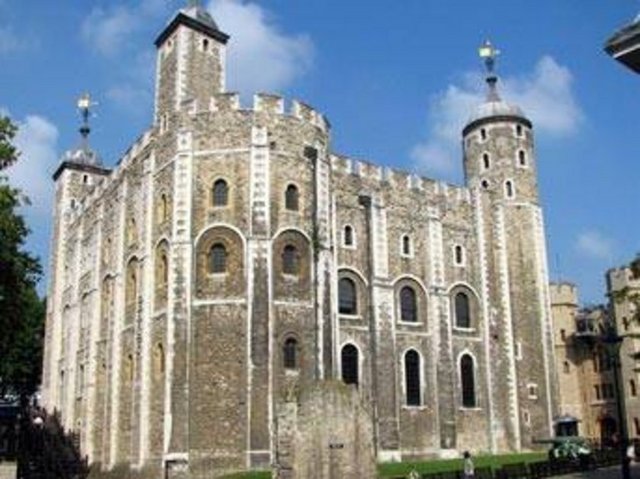 Londra Kulesi Kulede idam edilen yüzlerce insandan ikisi olan Anne Boleyn ve Lady Jane Grey'in hayaletleri İngiltere'nin en lanetli binasında sık sık görülmekte. Ayrıca 1816'da bir gardiyanın kendisine yaklaşan ayının korkusundan ölmesi de anlatılanlar arasında.