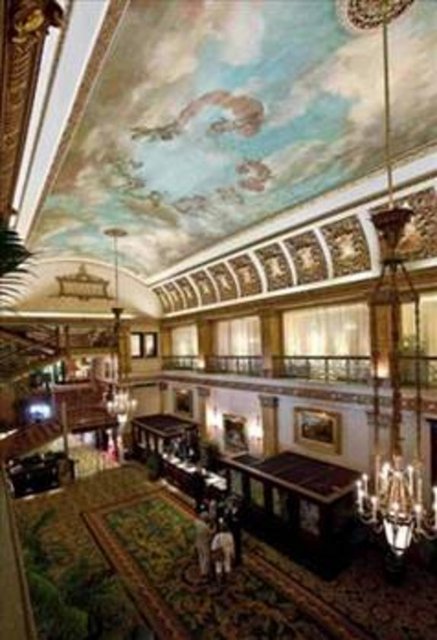 Pfister Oteli 1893 yılında inşa edilen bu otel ABD başkanı William McKinley ve ondan sonraki bütün başkanları ağırlamıştır. 1927'de ölen otelin kurucusu Charles Pfister'in hayaletinin gece vakti otele kayıt yaptırdığı söyleniyor. Bazı müşteriler de bazen garip sesler duyduklarını ve doğa üstü deneyimler yaşadıklarını anlatıyorlar.