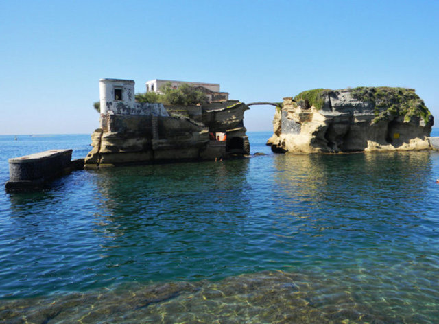 Öldürdüğü 2 kişi ise adanın karşısında kıyıda bulunan komşularıdır.Yıllar boyu bu kötü haberler turistlerin bu güzel adaya akınını durduramaz. Avrupa'nın en lanetli yerlerinden biri ve dünyanın enleri arasında kendine yer bulur.