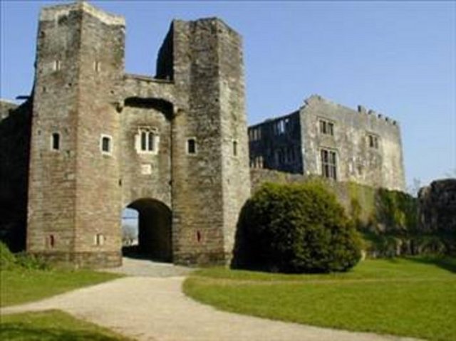 Berry Pomeroy Kalesi - Totnes Lanetli olduğu konusundaki ünü ile 14'üncü yüzyıldan kalma bu kale birkaç efsaneye ev sahipliği yapıyor. Bu kalenin iki ünlü hayaleti var. Biri beyaz kadın diğeri de mavi kadın olarak adlandırılıyor. Efsaneye göre adı Margaret Pomeroy olan 'beyaz kadın' lakaplı hayalet, kıskanç kız kardeşi tarafından kalenin zindanlarına kapatılıp, açlıktan ölüme terkedilmiştir. Mavi kadının kim olduğu bilinmese de, ziyaretçileri akıl almaz bir biçimde kalenin harabe kısımlarına çekmekte olduğu söylenmektedir.