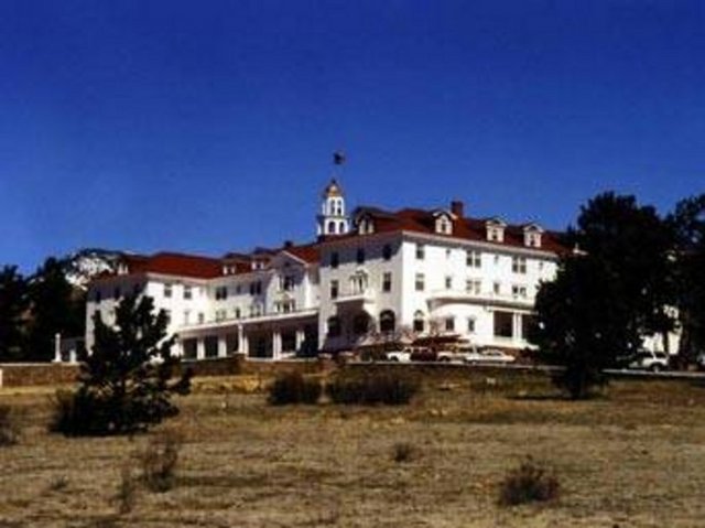 Stanley Hotel Stanley Buharlı otomobillerinin kurucusu Freelan O. Stanley'in adını alıyor. Stanley'in hayaletinin sık sık otelin bilardo odası ve barını ziyaret ettiği söyleniyor. Konuklar otele hiç çocuk kaydolmamasına rağmen gece koridorlarda gürültü yapan çocuklardan şikayetçi.