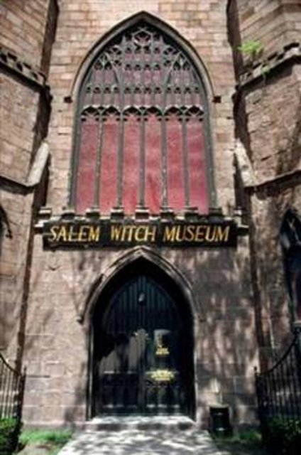 Salem, Massachusetts 1692'deki Salem cadı mahkemeleriyle kötü şöhretini pekiştirmiş, Arthur Miller'in "The Crucible" oyununa konu olmuştu. Şehrin en çok ziayret alan müzesi bugünlerde New Age butiklerini görmek mümkün.