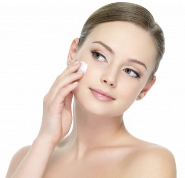 6. Cildinize akne ilacı ve anti aging krem sürmeyin