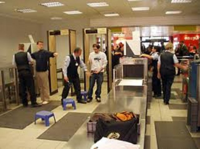 Zorunlu hallerde detektörden geçmek yerine görevlilerden üst aramasının talep edilmesi gerekiyor. -