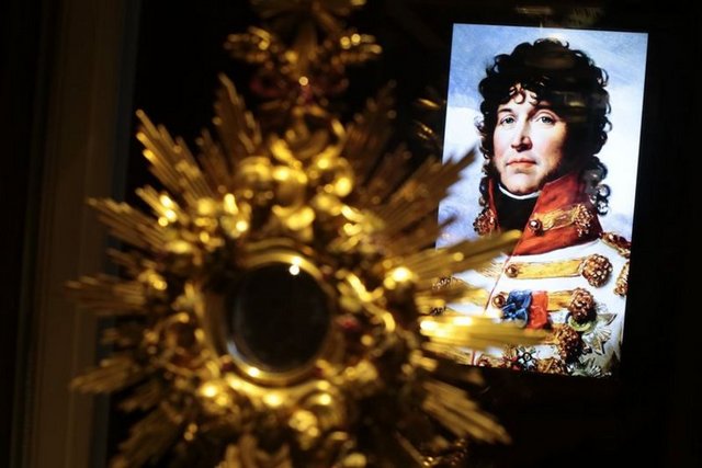 İngiliz Kraliyet altınlarından bile pahalı olduğu söylenen hazinede bu muhteşem kolyeden başka birçok altın biblolar ve değerli taş kakmalı kadehler var.