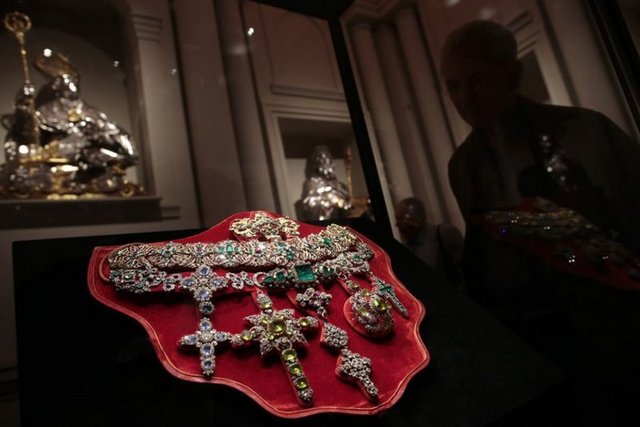 Napoli'de asırlardır saklı kalmış çok nadir parçaların yer aldığı "San Gennaro Hazinesi" adlı paha biçilmez koleksiyona dünyanın en değerli parçalarından biri olarak kabul edilen "San Gennaro Kolyesi" de dahil.