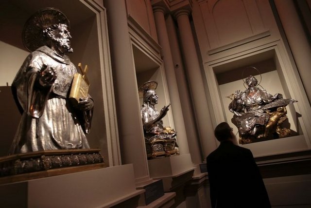 Napolyon dahil krallar ve kraliçelerin yüklü miktarda bağışlar yaptığı "Altın Rahip" diye anılan San Gennaro'nun 3 bin elmasla süslü başlığının da bulunduğu koleksiyon Napoli dışında ilk defa sergileniyor.