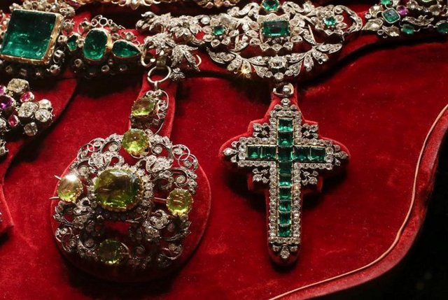 ROMA'da dün açılan sergide dünyanın en zengin mücevher koleksiyonlarından biri sergileniyor.