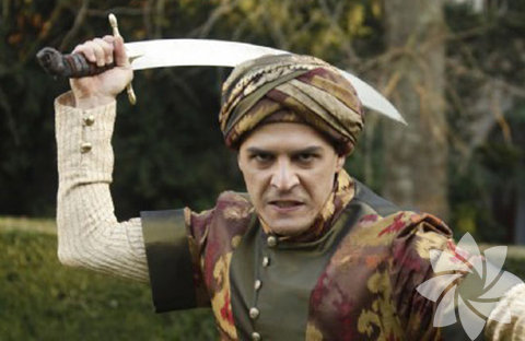 Ancak Şehzade Mustafa, okuduklarına inanmadı ve akşam babasının otağına gitti.  