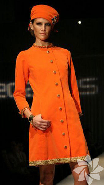 Turuncu, sarı, hardal rengi gibi renkler giymeyi tercih ettiğinizde portakal, bergamot ve turunçgiller ailesinden bir kokuyla renk algısını destekleyebilirsiniz.