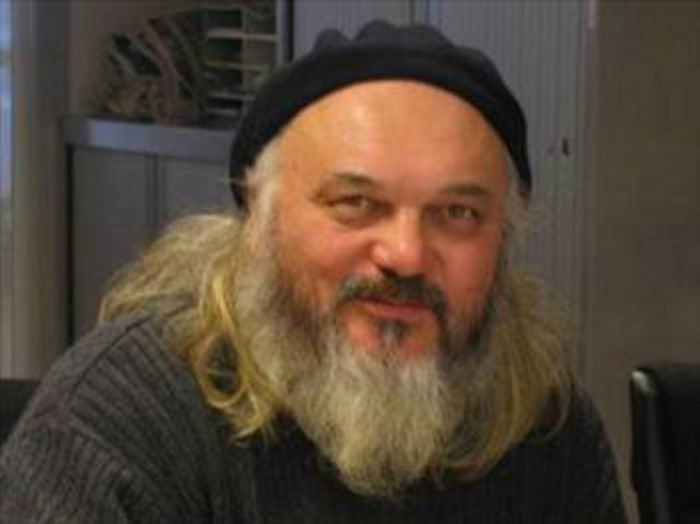 Türk'ün güzel yüzünü, kuvvetli endamını, pırıltılı kostümünü, zarif tavırlarını, kibar gülüşünü, aslanca kükreyişini fırçayla göstermek mümkündür. fakat pek güç olan, türkün özünü göstermektir. bu öz, ayışığı gibi görülür fakat gösterilemez. Decamps (Fransız ressam)