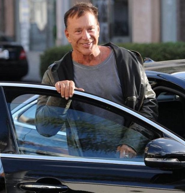Dokuz Buçuk Hafta, Vahşi Orkide, Bar Kelebeği gibi filmlerle kariyerinin en parlak dönemini yaşayan Mickey Rourke artık 61 yaşında bir adam.
