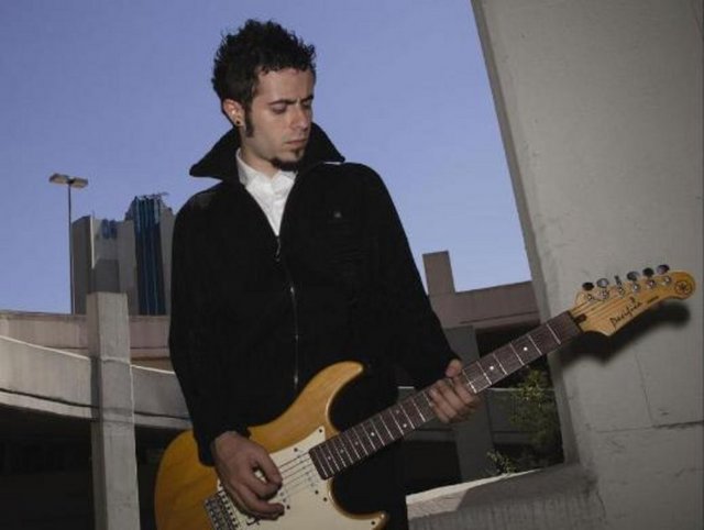 Emre Aydın - Genç müzisyenin boyu 1. 70 cm. -