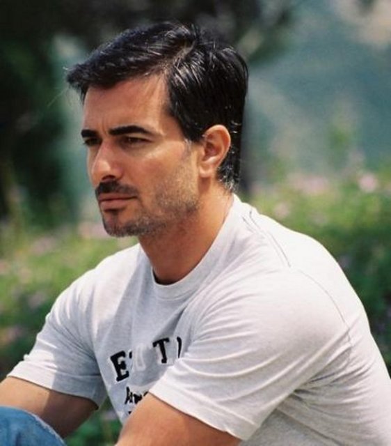 Serhan Yavaş - Unutulmaz dizisiyle geniş bir hayran kitlesi edinen yakında da yeni dizisiyle ekrana gelecek olan Yavaş bir dönem fotomodellik yaptı. Boyu, 1.90'ın üzerinde. -