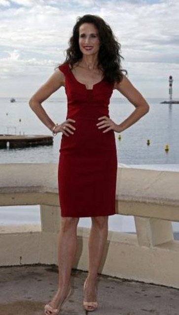 Yetişkin iki kızı bulunan oyuncu 62 kilo. Boyu ise 1. 73 cm.