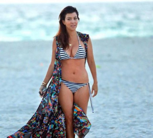 Sevgilisi onun 42 kilo olmasını istese de o 50'li kiloların ilk diliminde kendini sabit tutmaya çalışıyor. Kardashian'ın boyu 1. 52 cm.