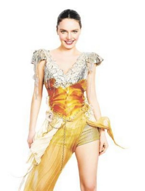 Nil Karaibrahimgil - Güzel şarkıcının boyu 1. 60 cm. -