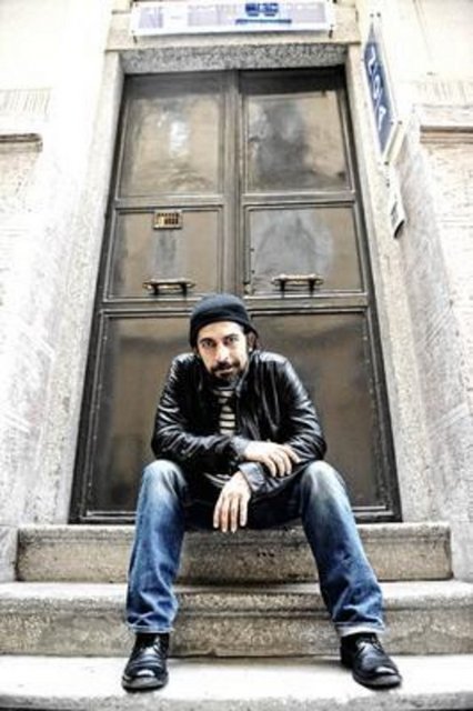 Okan Bayülgen - Ünlü şovmen 1.68 cm boyunda. -