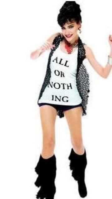 Saadet Işıl Aksoy - Ünlü yıldızın boyu 1.72 cm 50 kilo. -