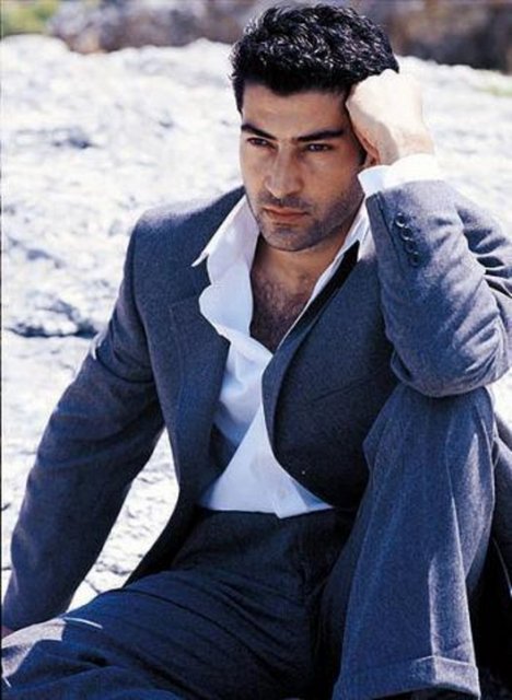 Kenan İmirzalıoğlu - Yakışıklı aktörün boyu 1.90 -