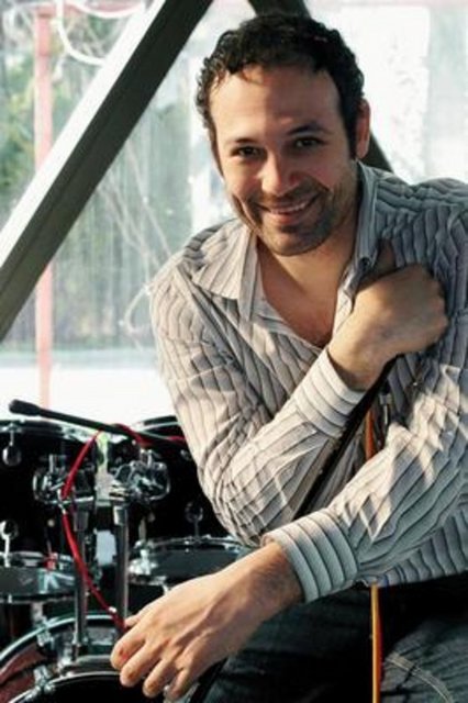 Levent Üzümcü - Yakışıklı aktörün boyu 1. 85 cm. -