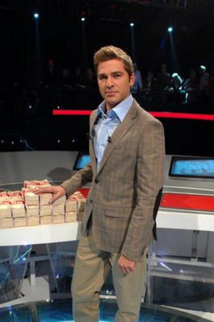 Engin Altan Düzyatan - Yakışıklı aktör 1.83 cm boyunda. -