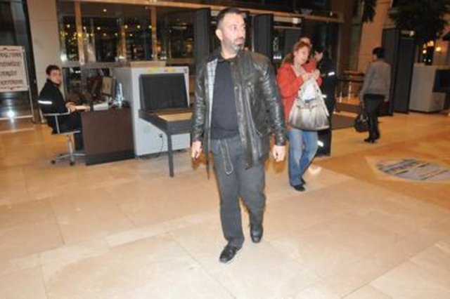 Cem Yılmaz - Onun boyu 1. 72 cm. -