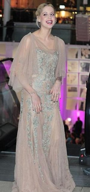 Kısa süre önce ikinci bebeğini de dünyaya getiren oyuncu hala incecik fiziğini koruyor.