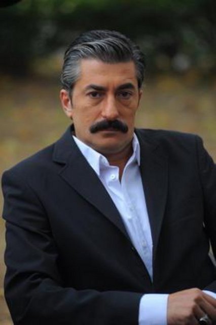 Erkan Petekkaya - Türkiye'nin en uzun boylu ünlülerinden biri. Aktör 1. 89 cm boyunda. -