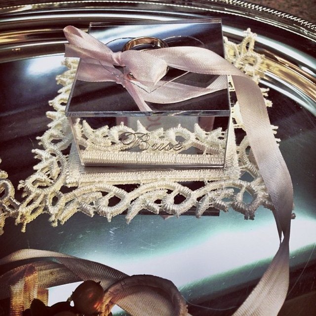 Yüzük tepsinini Kanukte Flower adlı markadan aldığını yazdı.