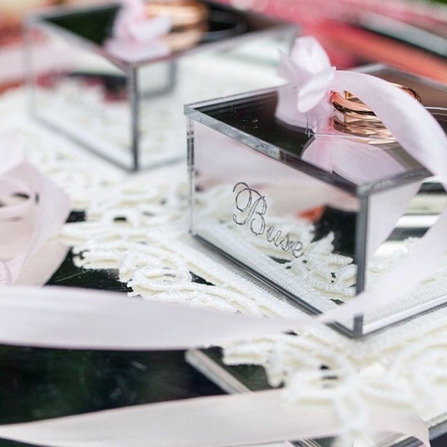 Geçtiğimiz hafta Volkan Bahçekapılı ile nişanlanan Fatih Terim'in küçük kızı Buse Terim, törende kullanılan peçetelikten, yüzük tepsisine, pastadan fotoğrafçıya kadar birçok ürüne ücret ödemedi.