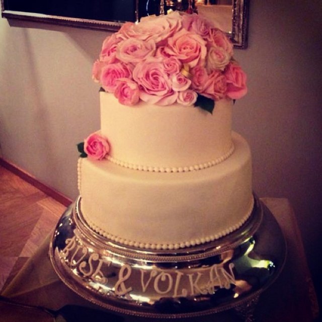 Terim, nişan pastası için, "Düğün pastası için bir pasta beni daha güzel anlatamaz, tam istediğim böyle güzel yapılamazdı" diye not yazarak Fiveoclockpastry firmasına teşekkür etti.