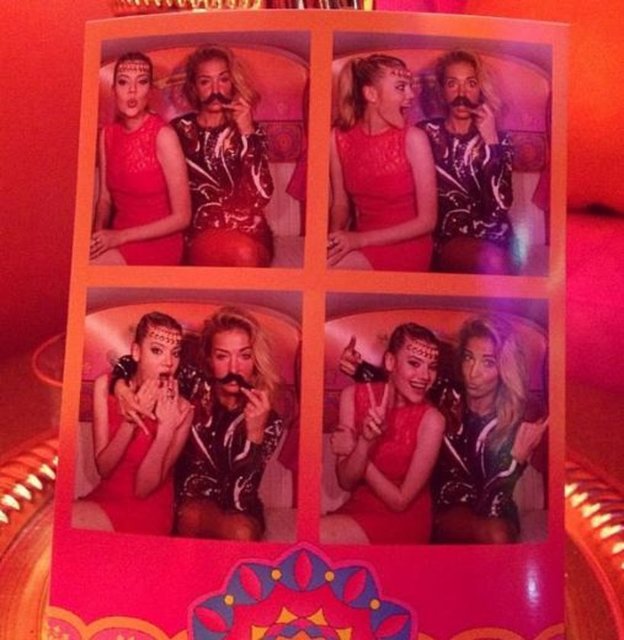 Geçtiğimiz günlerde Dubai'de olan Buse Terim ,akrabalarının ve dostlarının katıldığı kına gecesi fotoğraflarını yakın arkadaşı olan Derya Şensoy ve Burcu Esmersoy Instagram'dan paylaştı.  -  -