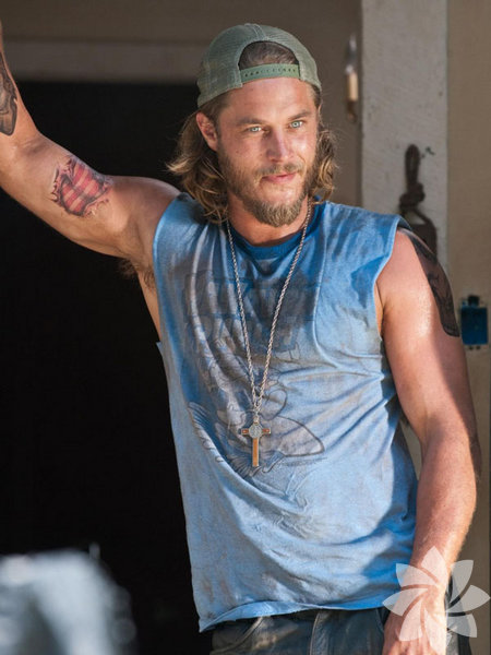 Oyunculuk kariyerinden önce ünlü bir Calvin Klein mankeni olan Fimmel'in billboard reklamı trafiğin düzenini bozduğu için kaldırıyor.