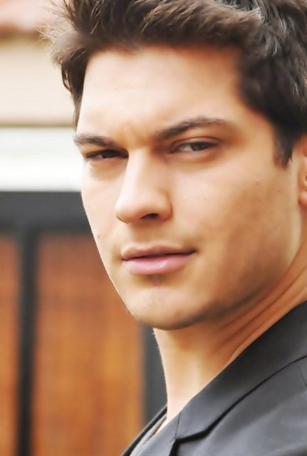 İki nokta-parantez - ile belirtilen gülme eylemi erkek için bir tebessümdür. -