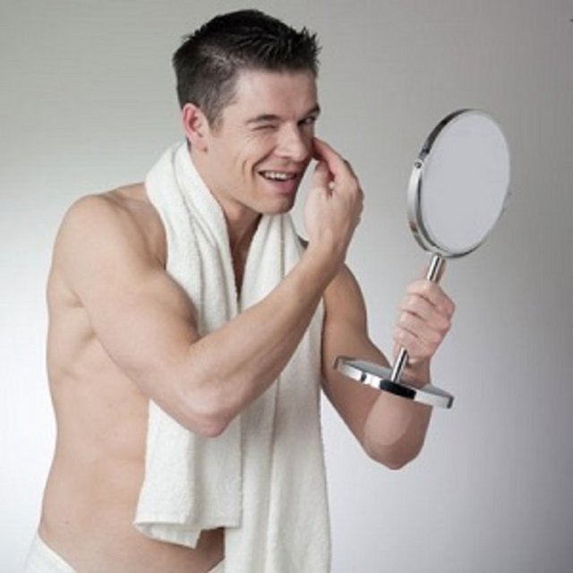 Belki de gözlerini kısıp uzaklara - bakma temalı havalı duruşunu yapıyordur. -  -