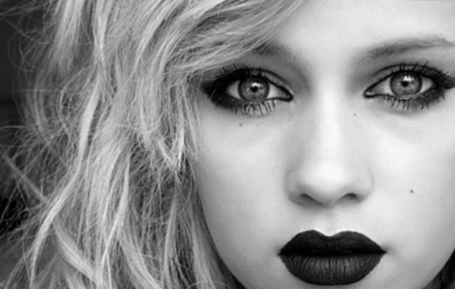 2- :( İNSANLAR sizi parmağıyla - gösterip hep bir ağızdan bağırıyorlar: "İşte sevgilisini üzen kötü kız!".  -