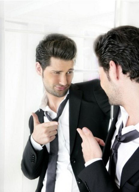 Bu gözlüklü ifadeyi - gördüğünüzde, karşınızda çenesi boynuna - 120 derece açı yapmış burnu havada bir erkek - düşünün.  -