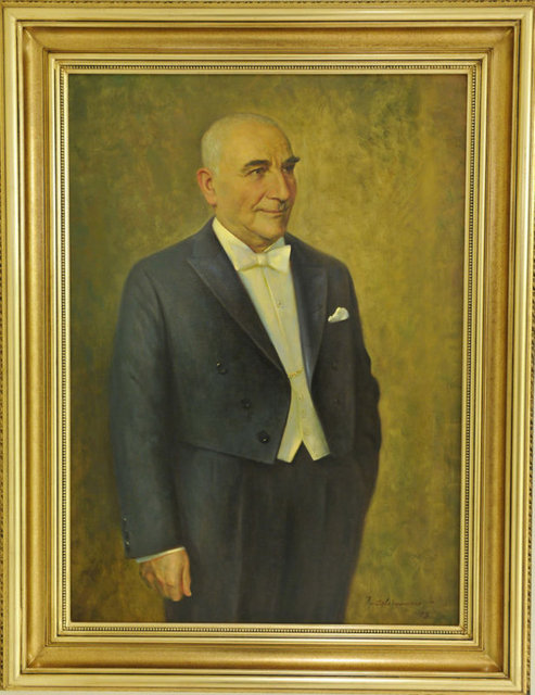 Atatürk portresinin sağına merhum 2. Cumhurbaşkanı İsmet İnönü, soluna ise merhum 3. Cumhurbaşkanı Celal Bayar'ın fotoğrafları koyuldu.