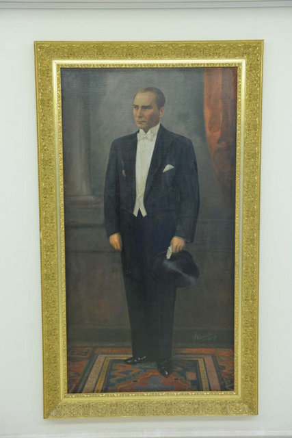 Ayrıca davet ve resepsiyonlara katılanlar da yakından görebiliyor.
