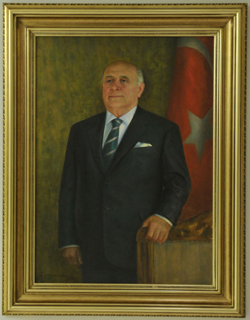 Atatürk'ün portresi için fotoğraftan yaptırma çalışması yerine, köşkün arşivinde bulunan, kendisi hayattayken 1933 yılında fotoğrafçı ve ressam Jean Weinberg'e yaptırdığı tablo seçildi.