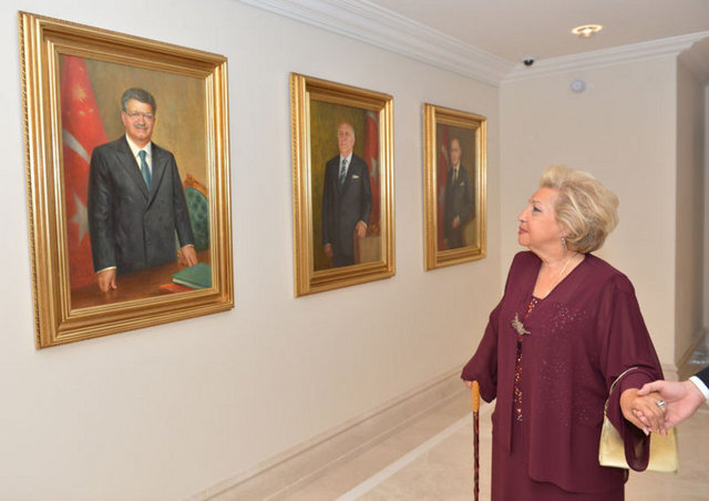 8. Cumhurbaşkanı Özal'ın tablosunun yanından geçen Semra Özal, çok duygulandığını ifade ederek, bunları yaptıran Cumhurbaşkanı Abdullah Gül ve eşi Hayrünnisa Gül'e teşekkür etti. Ayrıca eşinin tablosunun yanında fotoğraf da çektirdi.