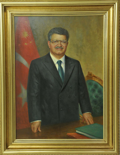 Fotoğraf seçimi aşamasından sonra ise tabloların kime yaptırılacağına ilişkin araştırma içine girildi. Değerlendirmeler sonucunda bu iş için seçilen ressam Javad Soleimanpour oldu.